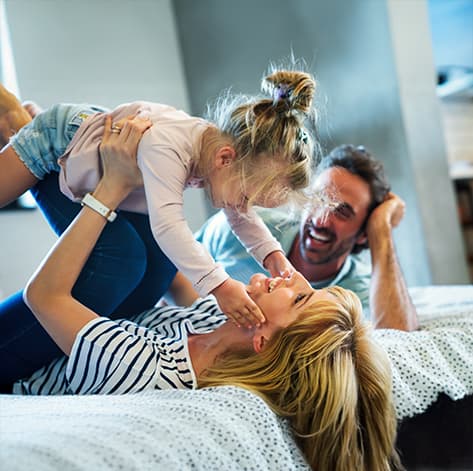 Famille heureuse protégée par une assurance